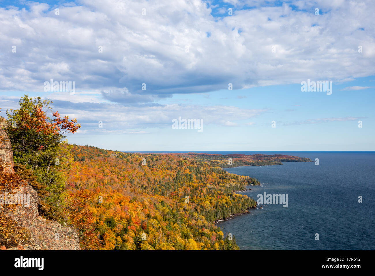 Upper Michigan accidentado litoral en colores de otoño llega hasta el Lago Superior. Nubes dramático con copia espacio en el cielo y el agua. Foto de stock