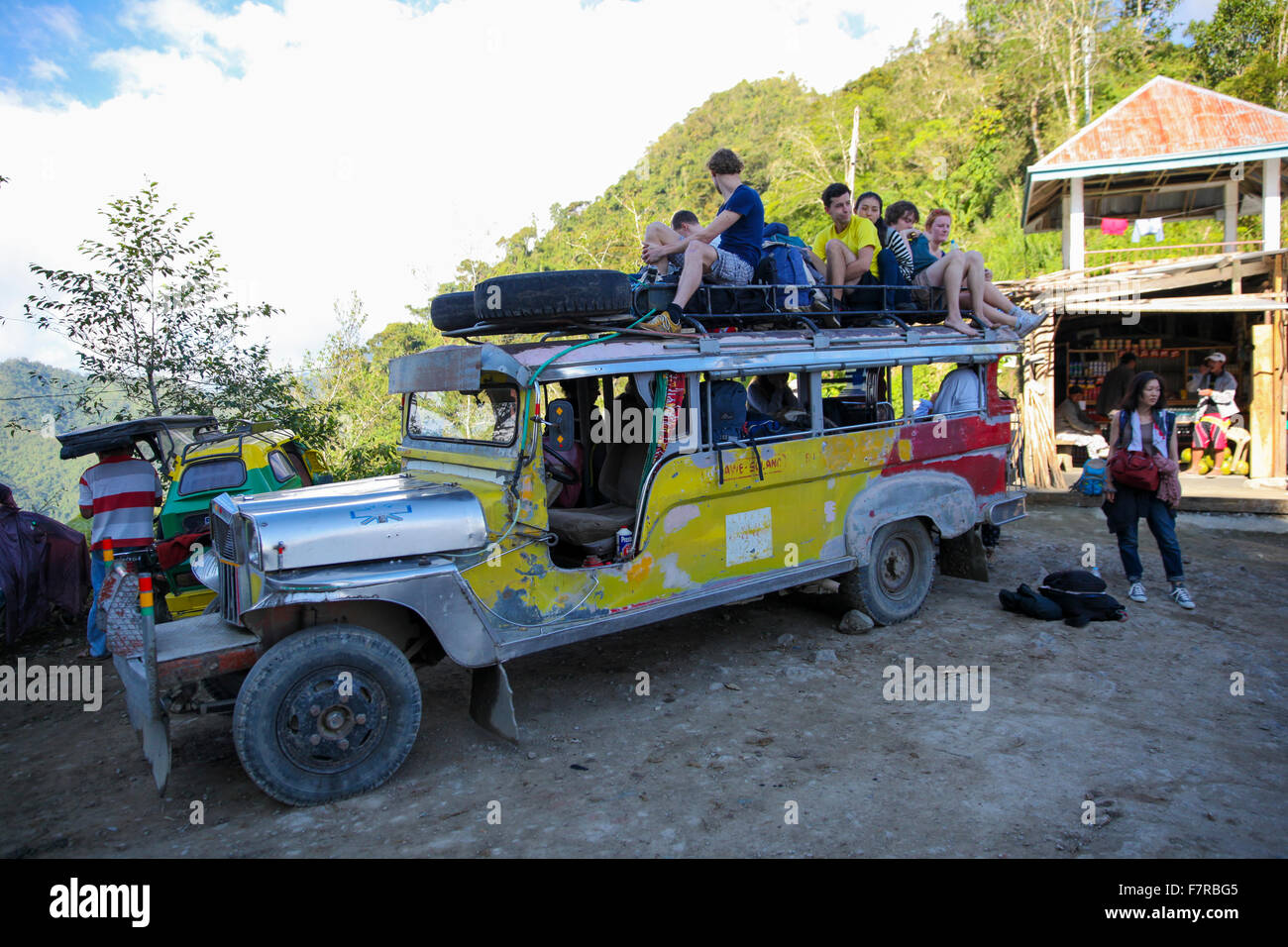Mochileros occidentales en un destartalado autobús Batad en las montañas de Luzón, Filipinas Foto de stock