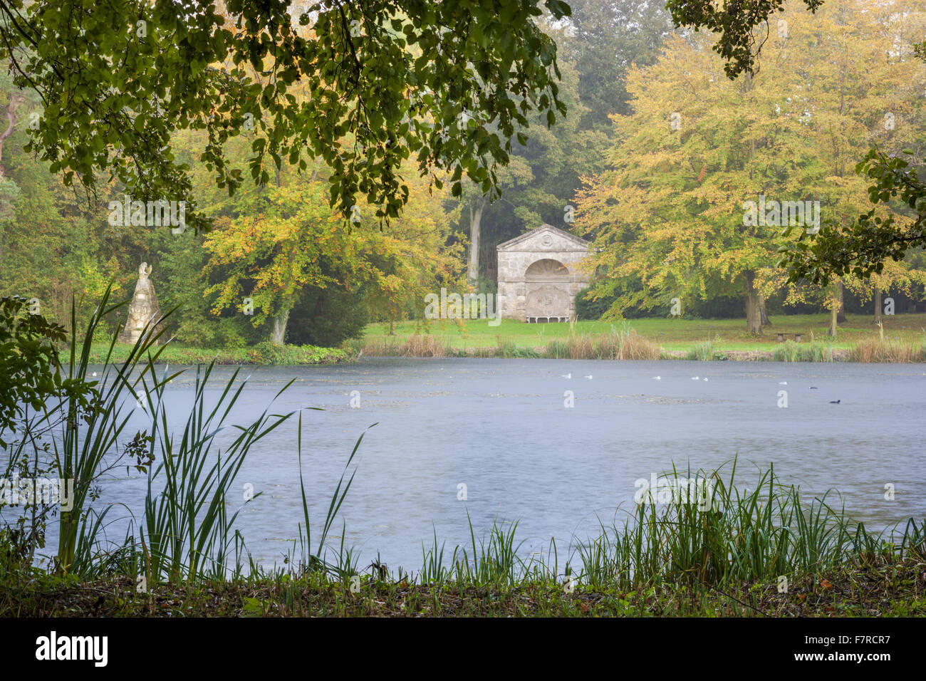La alcoba de guijarros y Congreve Monumento en Stowe, Buckinghamshire. Stowe es un jardín del siglo XVIII, e incluye más de 40 templos y monumentos históricos. Foto de stock