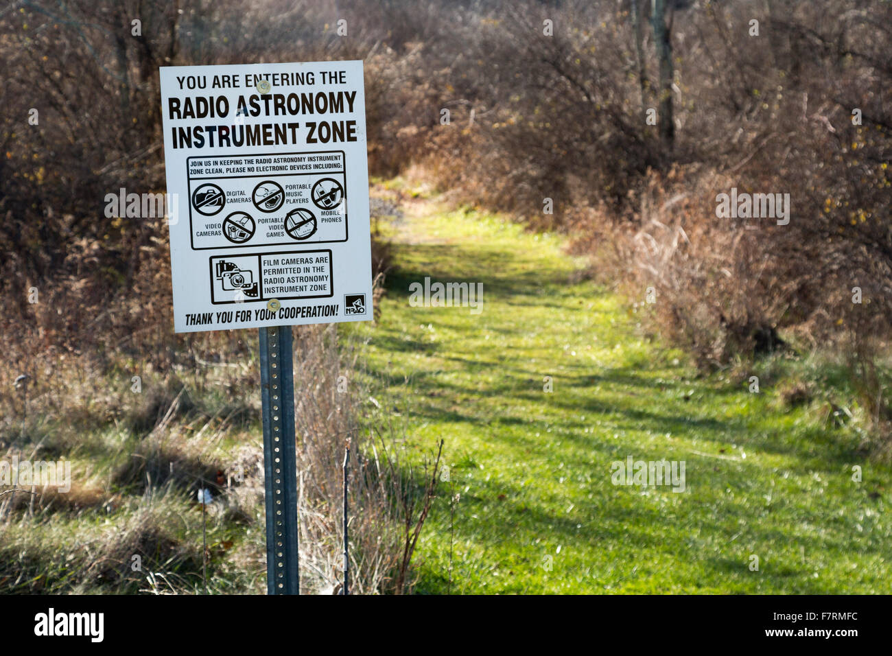 Green Bank, West Virginia - Un signo en el National Radio Astronomy  Observatory prohíbe teniendo dispositivos electrónicos cerca de telescopios  Fotografía de stock - Alamy