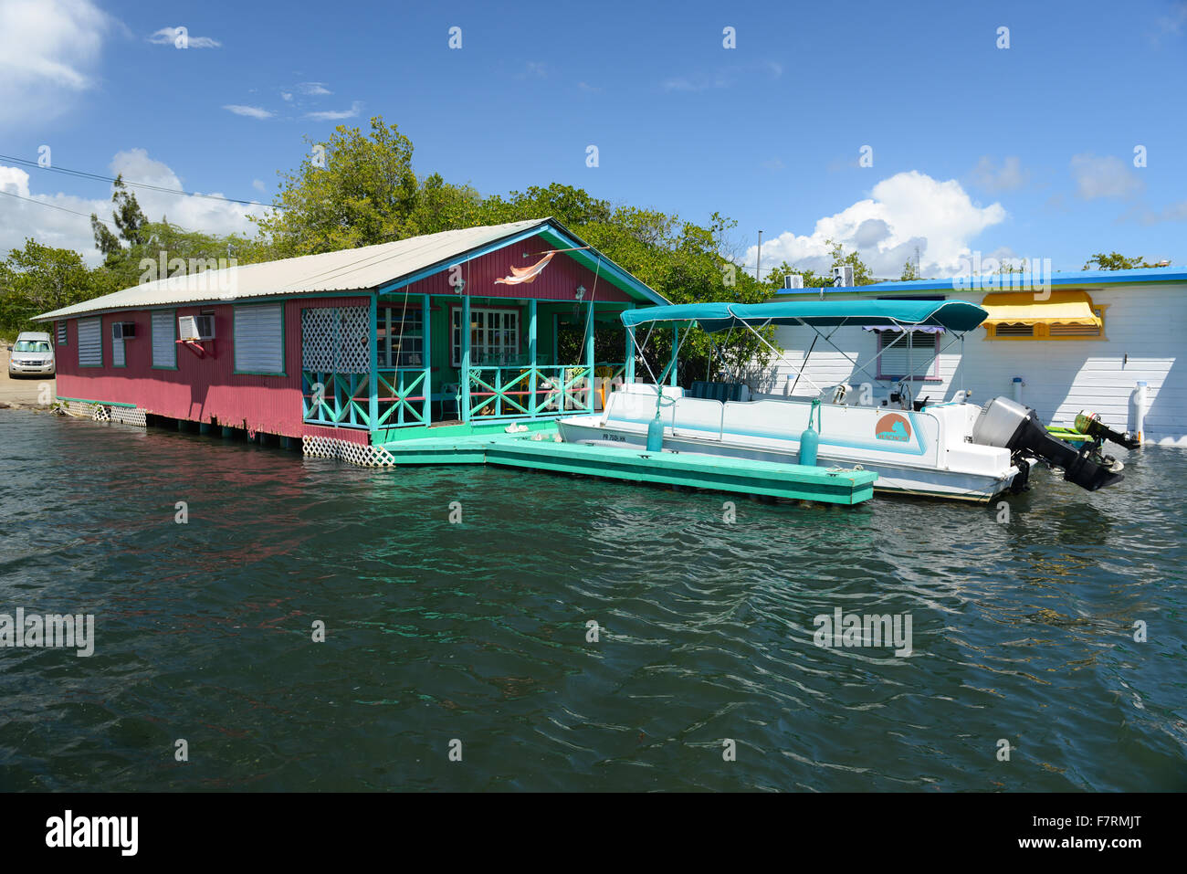 Casa por el agua y el barco atracó en La Parguera. Lajas, Puerto Rico