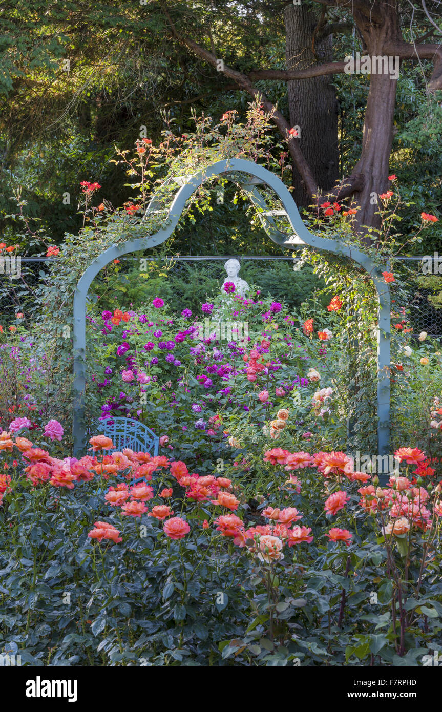 El jardín de rosas en el verano en Cliveden, Buckinghamshire. Situado encima del río Támesis, con vistas panorámicas a la campiña de Berkshire, estos jardines, captar la grandeza de una época pasada. Foto de stock
