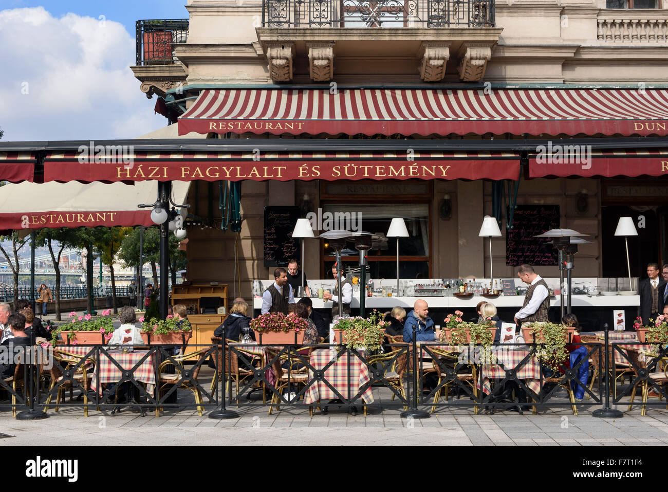 Restaurante en el corso, Dunakorzó del Danubio, Budapest, Hungría, patrimonio de la humanidad por la UNESCO Foto de stock