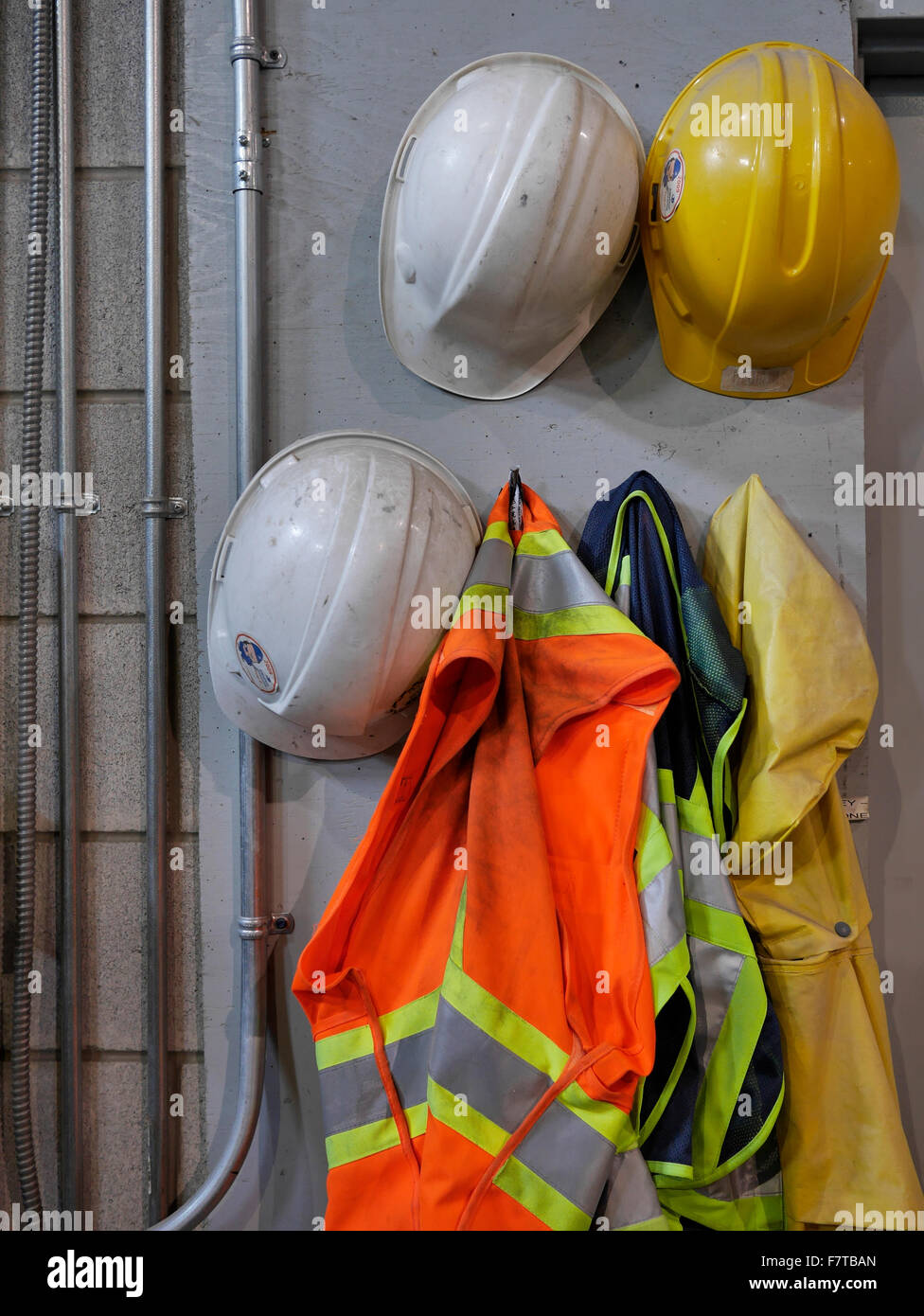 La seguridad de los trabajadores una de ropa colgada la pared Fotografía de stock - Alamy