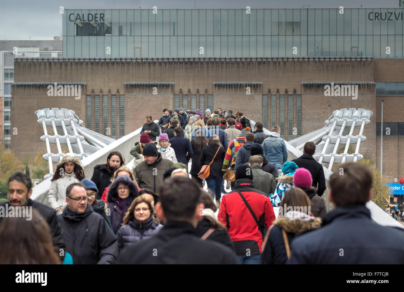 La gente que cruza el puente Millennium London Foto de stock