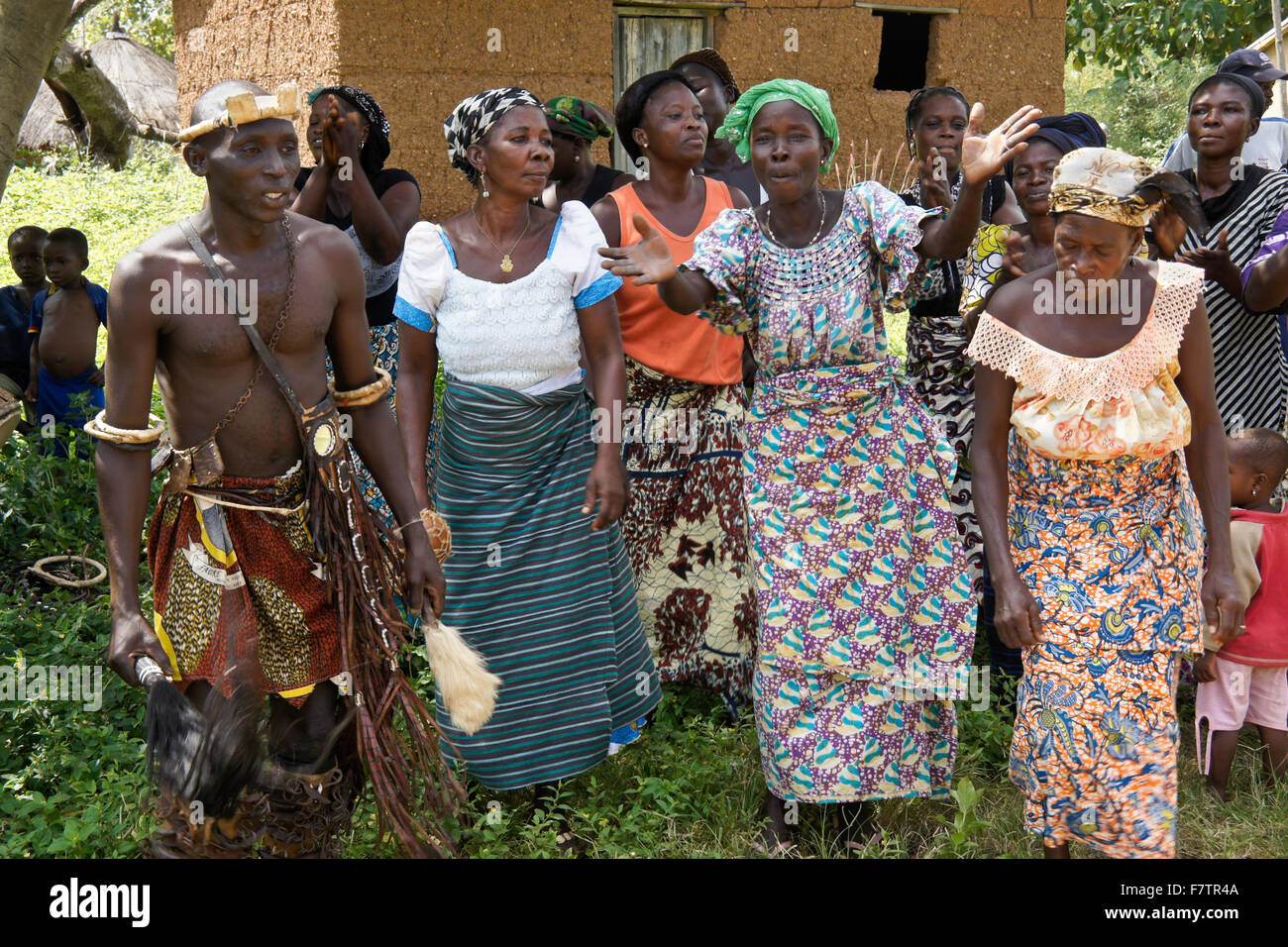 Tribal Kokomba gente cantando y bailando, Bandjeli, Togo Foto de stock