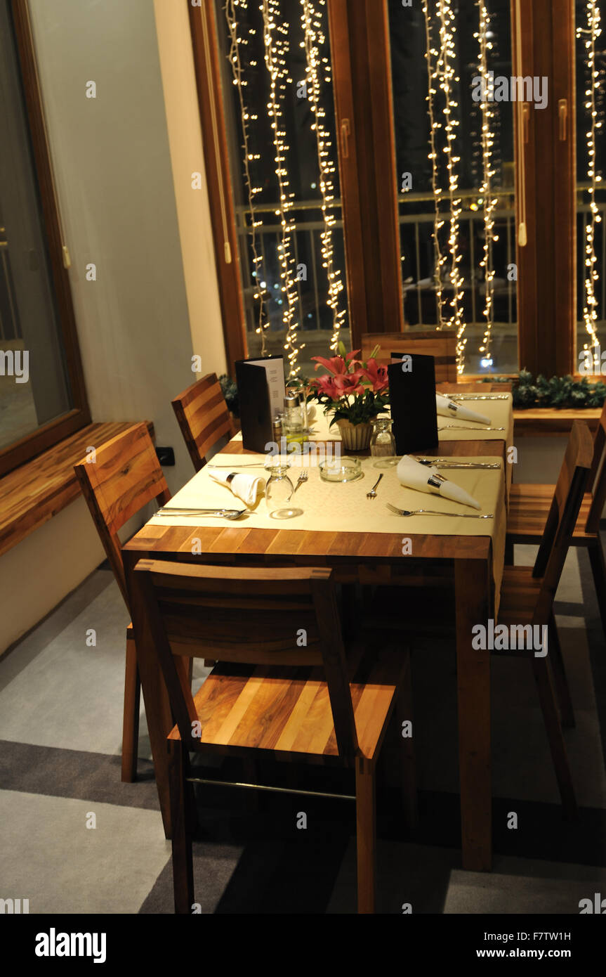 Lujoso interior moderno restaurante con sillas y mesas de madera Fotografía  de stock - Alamy