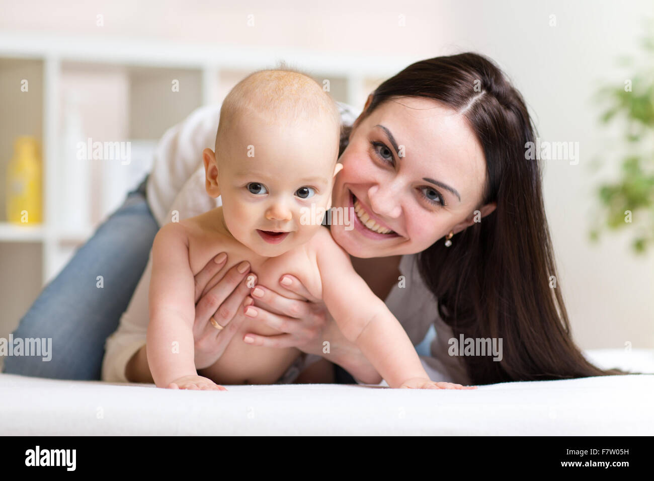 Retrato de la madre y el bebé feliz Foto de stock