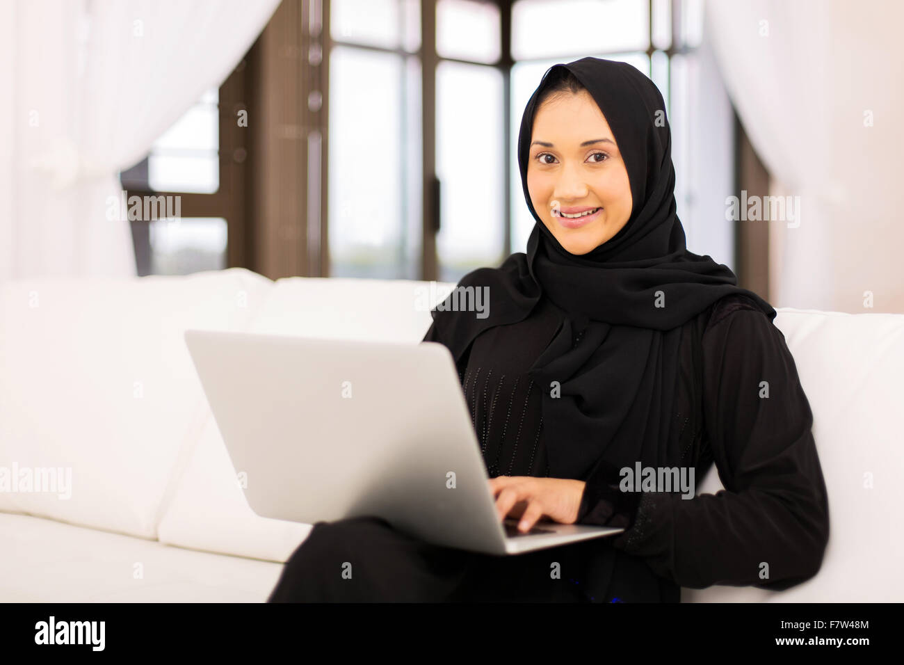 Moda, belleza y mujer islámica con ropa de moda, bienestar y pensamiento  sobre fondo de estudio marrón. Mujer musulmana, señora árabe y elegante  hijab Fotografía de stock - Alamy