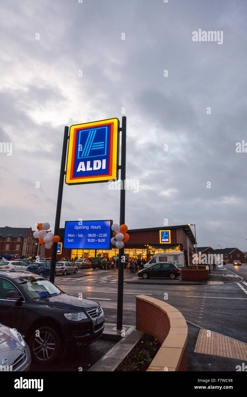 Louth, Lincolnshire, Reino Unido. 3 de diciembre de 2015. Supermercado ALDI flagship store Inauguración en Louth, Lincolnshire, Reino Unido, 3/12/2015 en el Reino Unido, es el mayor edificio tienda de Aldi. Foto de stock