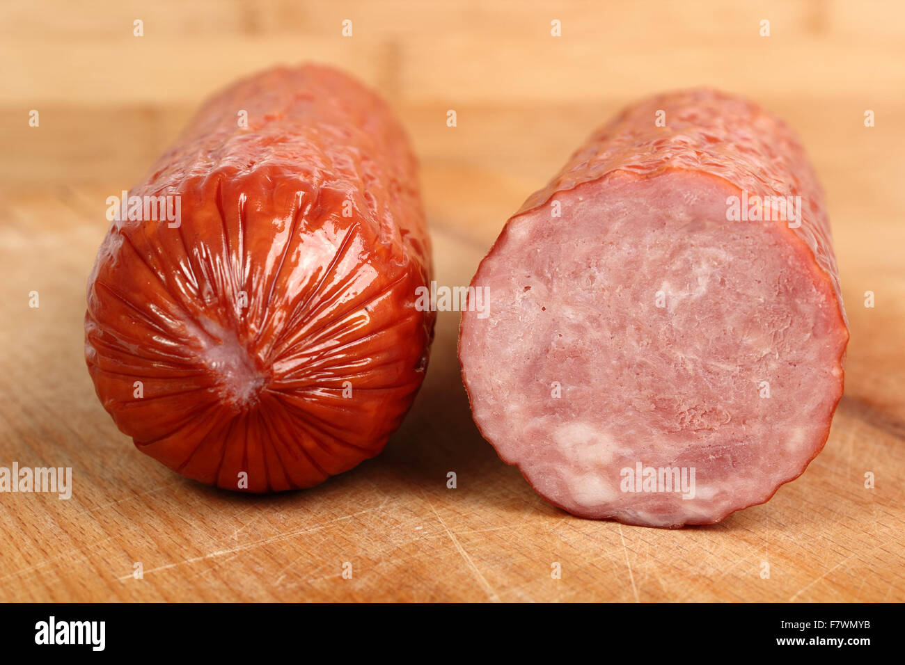 Tabla de cortar kielbasa macro madera fotografías e imágenes de alta