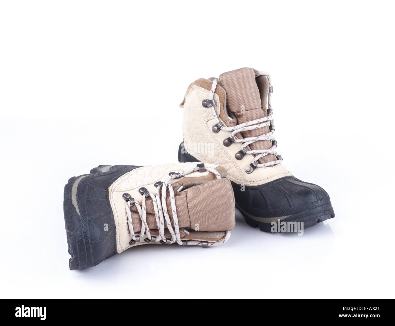 Par de botas de nieve impermeable sobre fondo blanco. Foto de stock