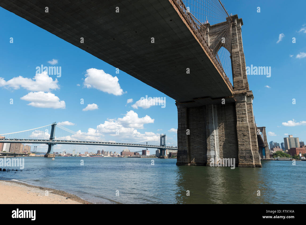 Bajo el puente de Brooklyn, Manhattan, Nueva York, EE.UU. Foto de stock