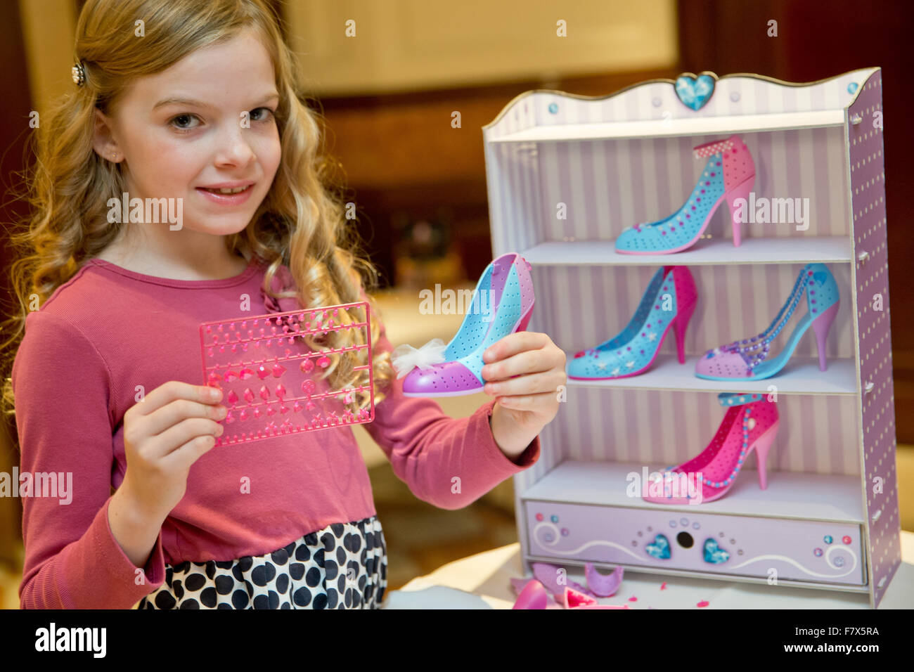 Nuremberg, Alemania. 3 dic, 2015. Lilly juega con 'Styly - I Love Shoes"  por Ravensburger en la conferencia de prensa anual de la Asociación Alemana  de minoristas de juguetes y juegos (BVS)