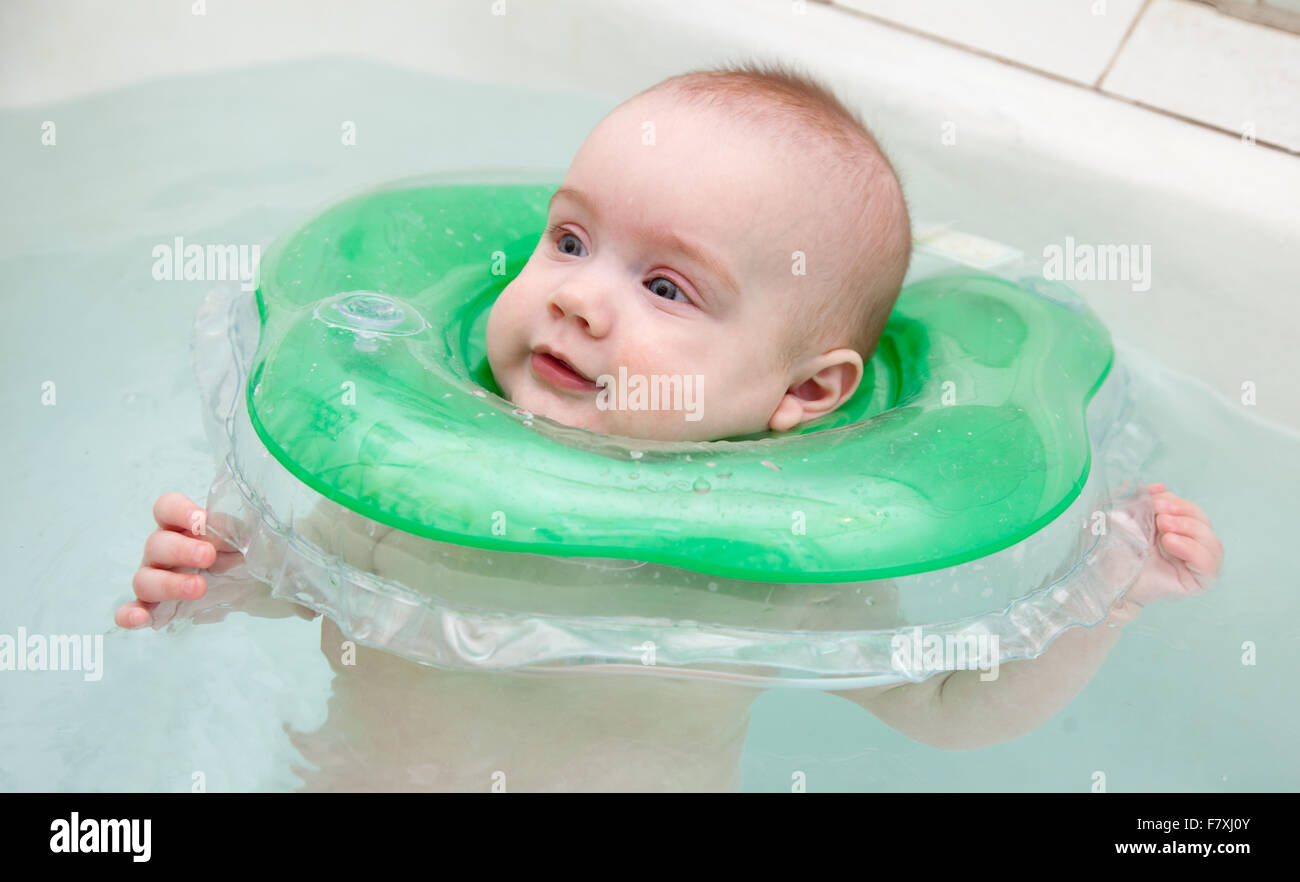 Natación para bebés de seis meses con cuello anillo nadar en Bath  Fotografía de stock - Alamy