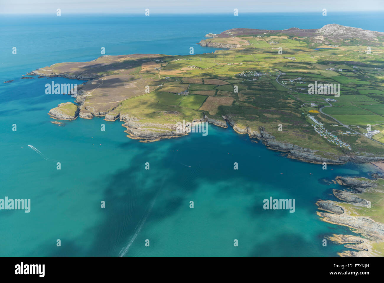 Vistas aéreas de South Stack lighthouse en Anglesey, Gales Foto de stock