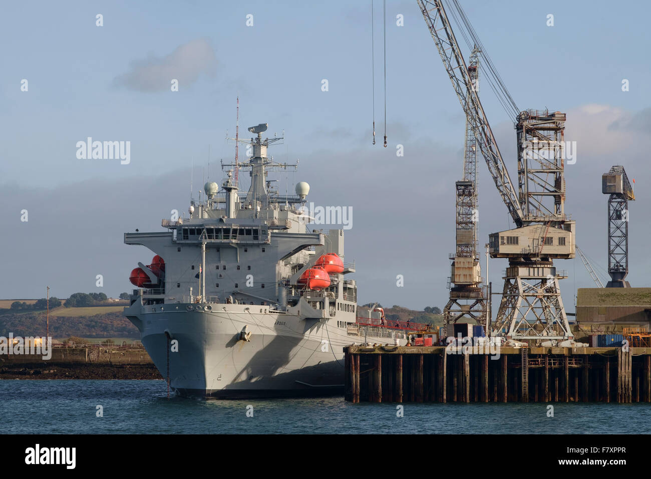 RFA Argus en Falmouth muelles con marineros de abandonar el buque Foto de stock