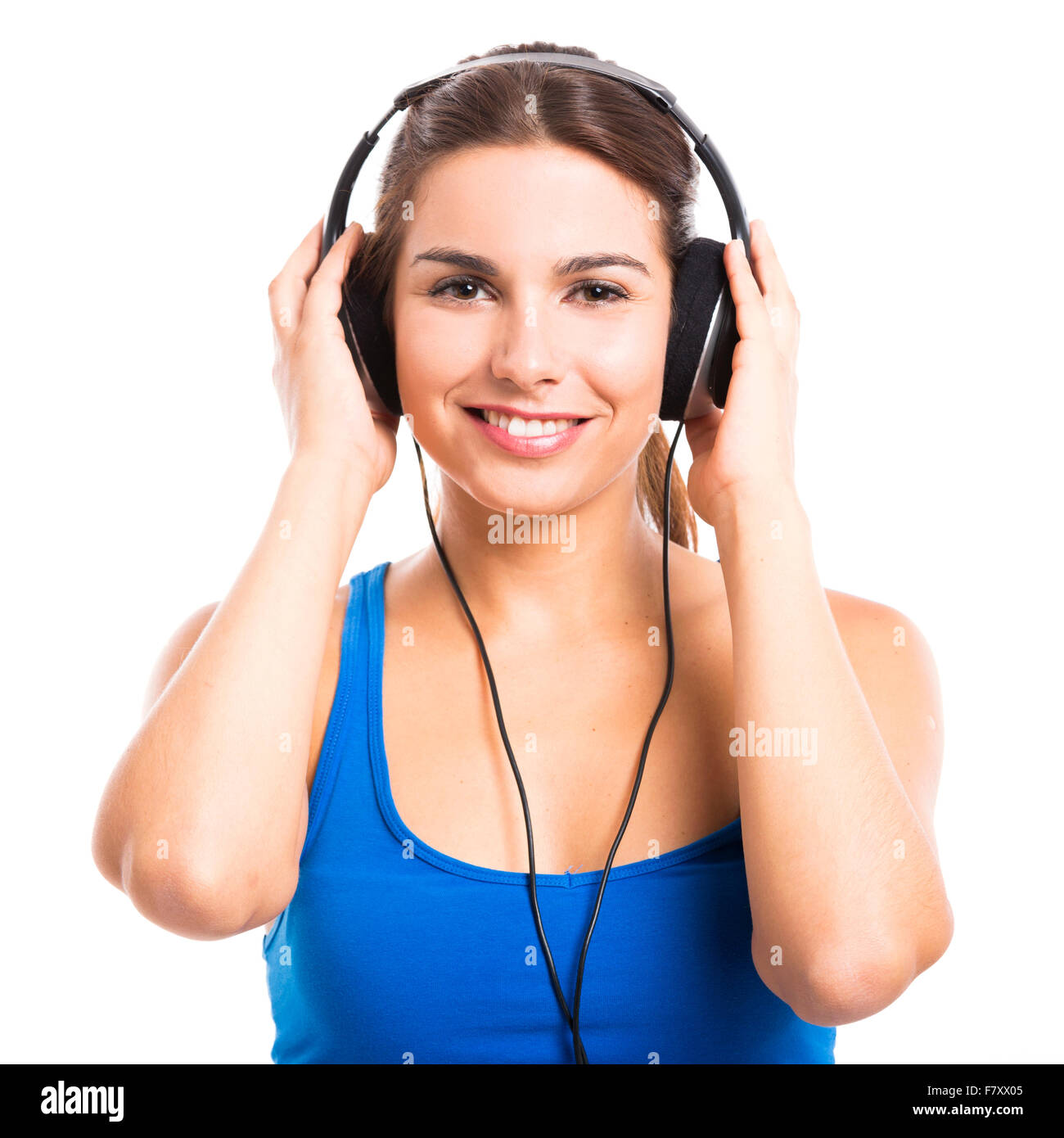Mujer hermosa escuchar música con auriculares, aislados sobre un fondo blanco. Foto de stock