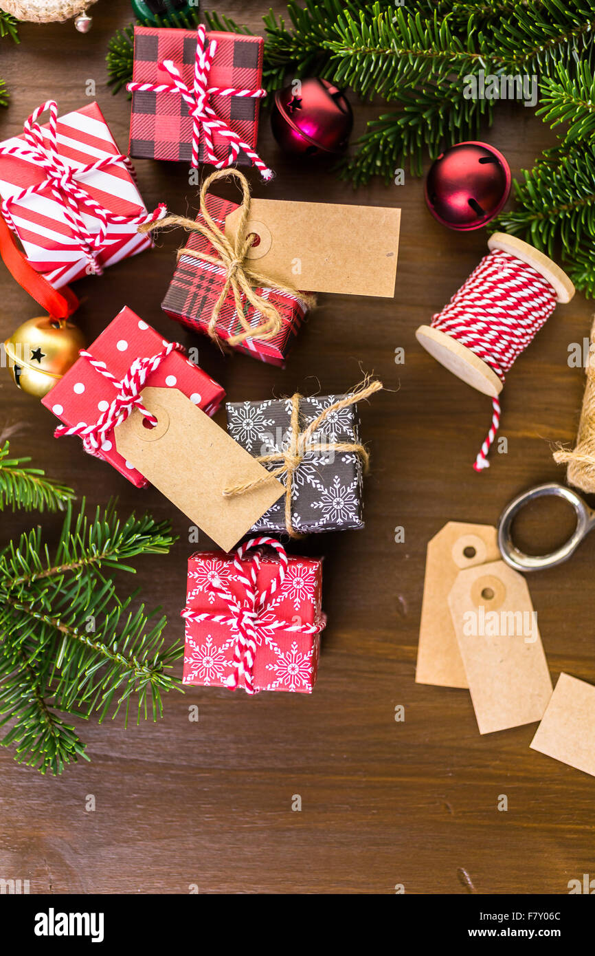 Envolver chocolates surtidos en pequeñas cajas para regalos de Navidad  Fotografía de stock - Alamy