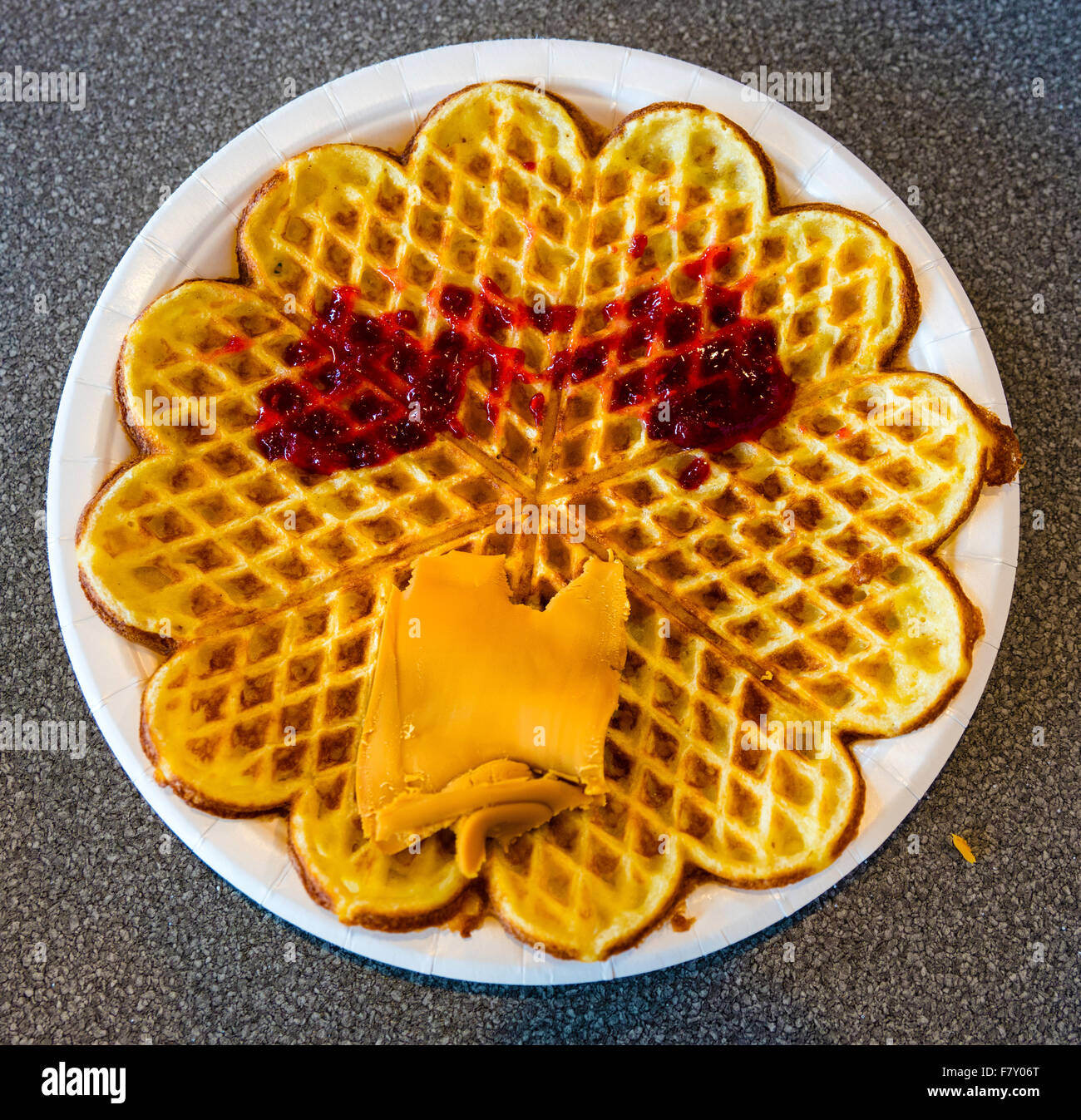 https://c8.alamy.com/compes/f7y06t/waffle-noruego-con-mermelada-y-queso-y-segmentos-en-forma-de-corazon-en-una-placa-blanca-f7y06t.jpg