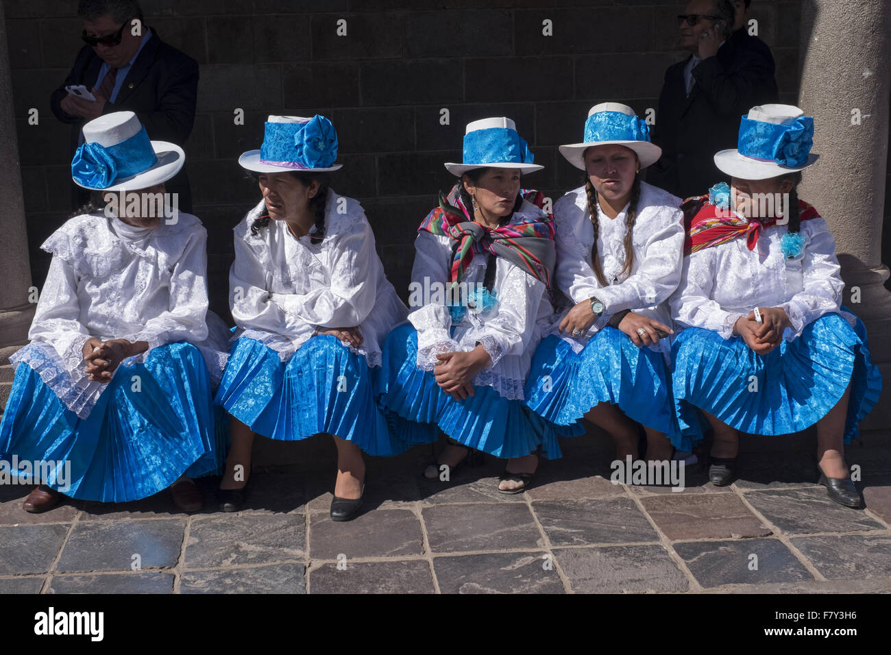 Los miembros de asociaciones de la sociedad civil participar en desfiles organizados en las fiestas de junio en Cuzco. Foto de stock