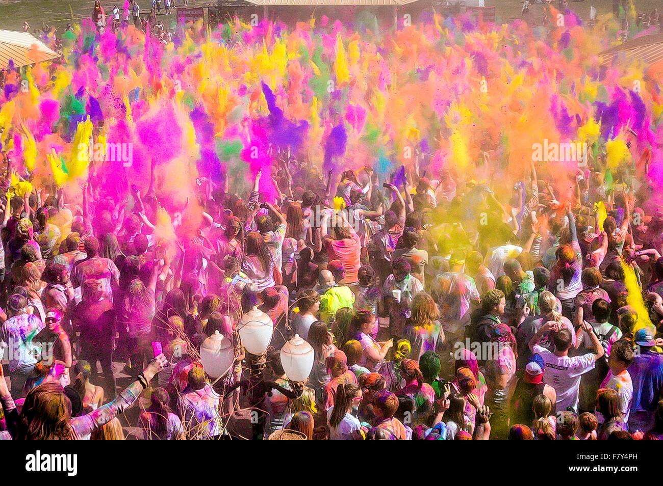 Miles de personas arrojar polvo coloreado en el aire durante el festival de Holi de colores en el Templo de Sri Sri Radha Krishna Marzo 30, 2013 en español Fork, Utah. El festival sigue la tradición hindú de Holi y atrae a más de 80.000 personas. Foto de stock