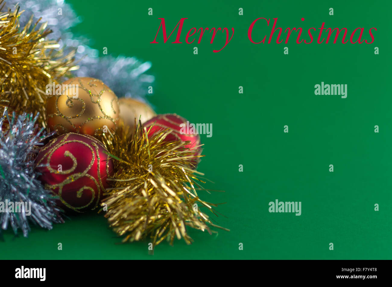 La decoración navideña, rojo, plata y oro sobre fondo verde Foto de stock