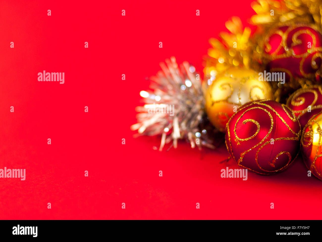 La decoración navideña, rojo, plata y oro sobre fondo rojo. Foto de stock