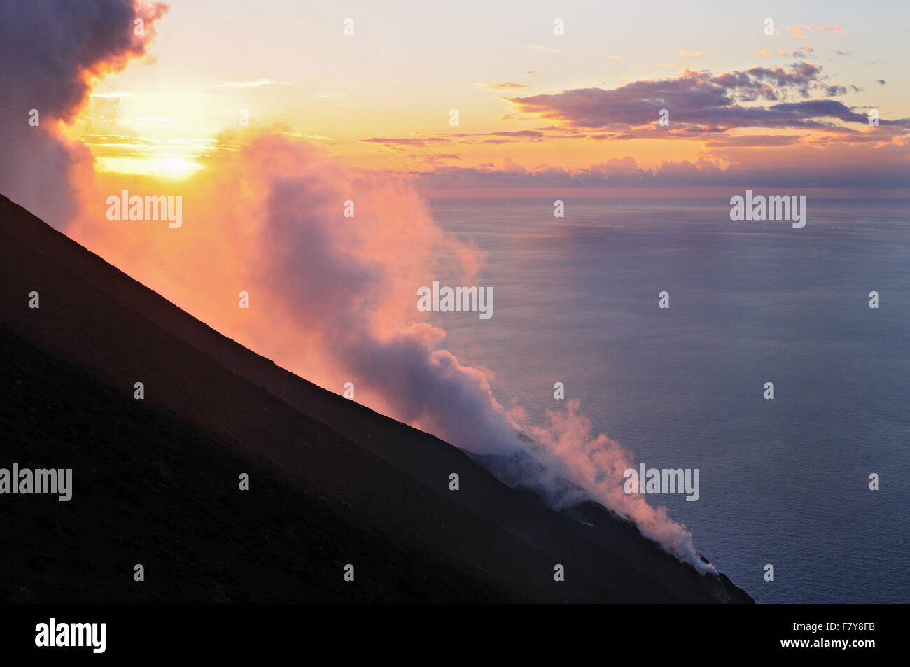 Las fumarolas en la cima del volcán Stromboli al atardecer, las Islas Eolias, en Sicilia, Italia Foto de stock