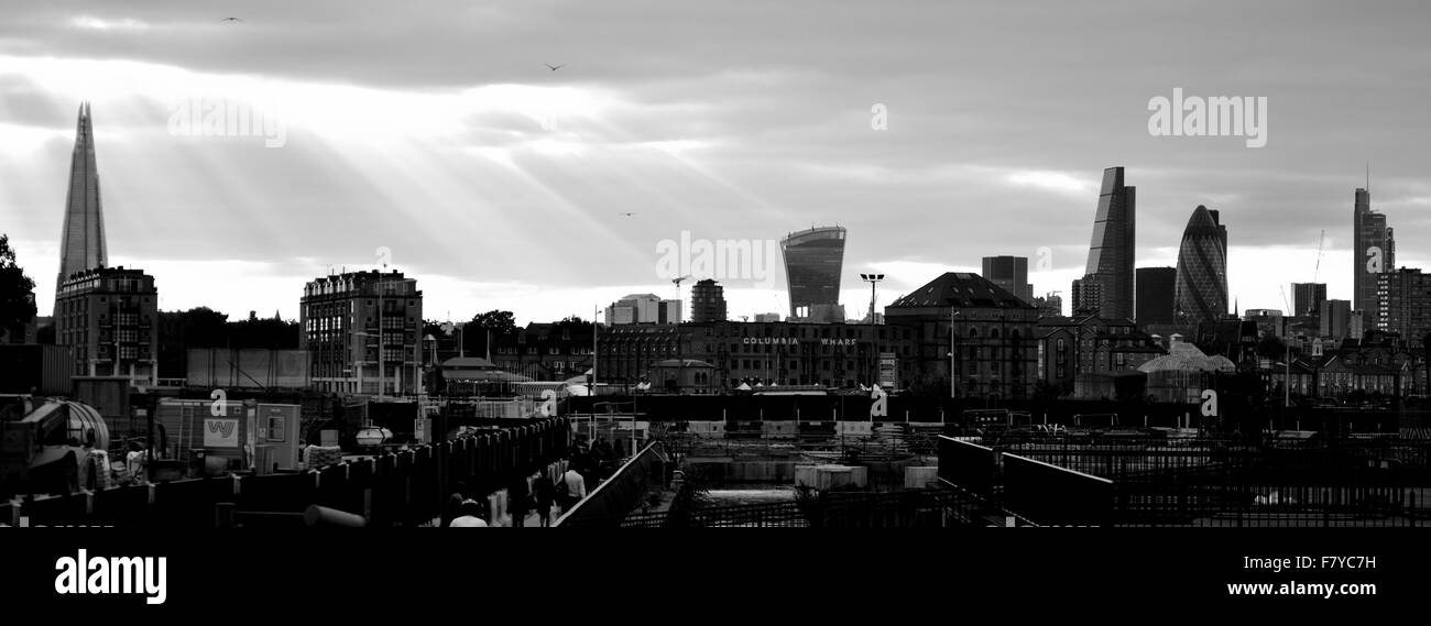Los rayos del sol a través de Canary Wharf, uno de los dos del centro financiero de Londres. Foto de stock