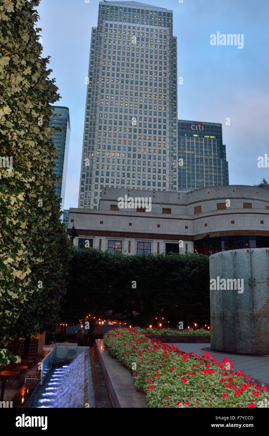 Un día normal en Canary Wharf, uno de los dos del centro financiero de Londres. Foto de stock