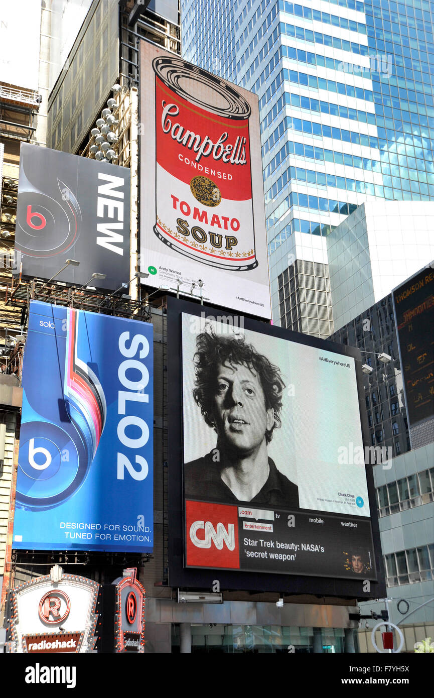 Imágenes de Arte por artistas Andy Warhol y Chuck Close aparecen en carteles digitales en la plaza de Times Square de Nueva York durante el evento de arte por todas partes. Foto de stock