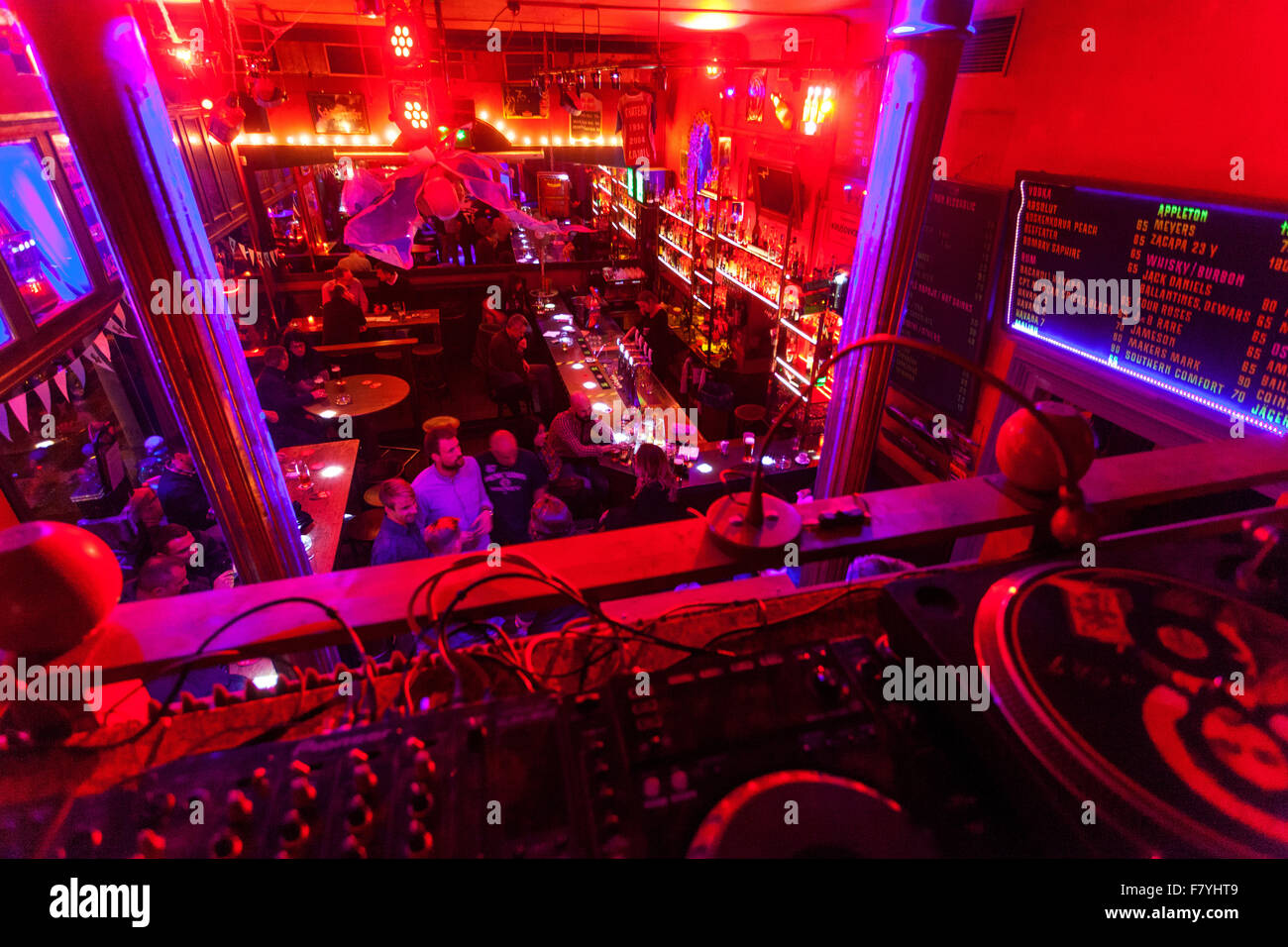 El bar favorito interior del pub praguense Club Chapeau Rouge Foto de stock