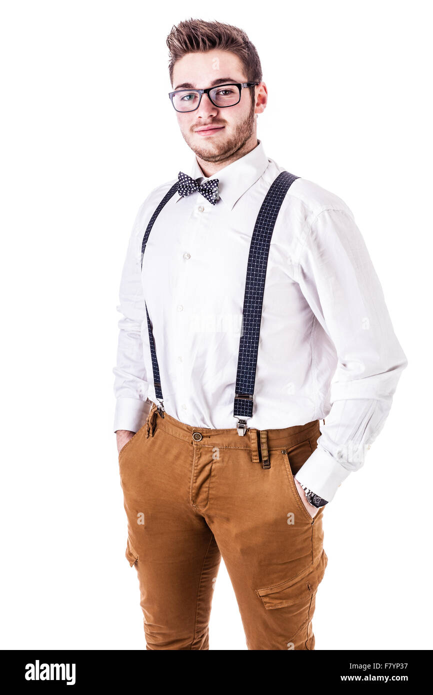 Un guapo joven o hipster con tirantes y una pajarita un fondo blanco Fotografía de stock - Alamy