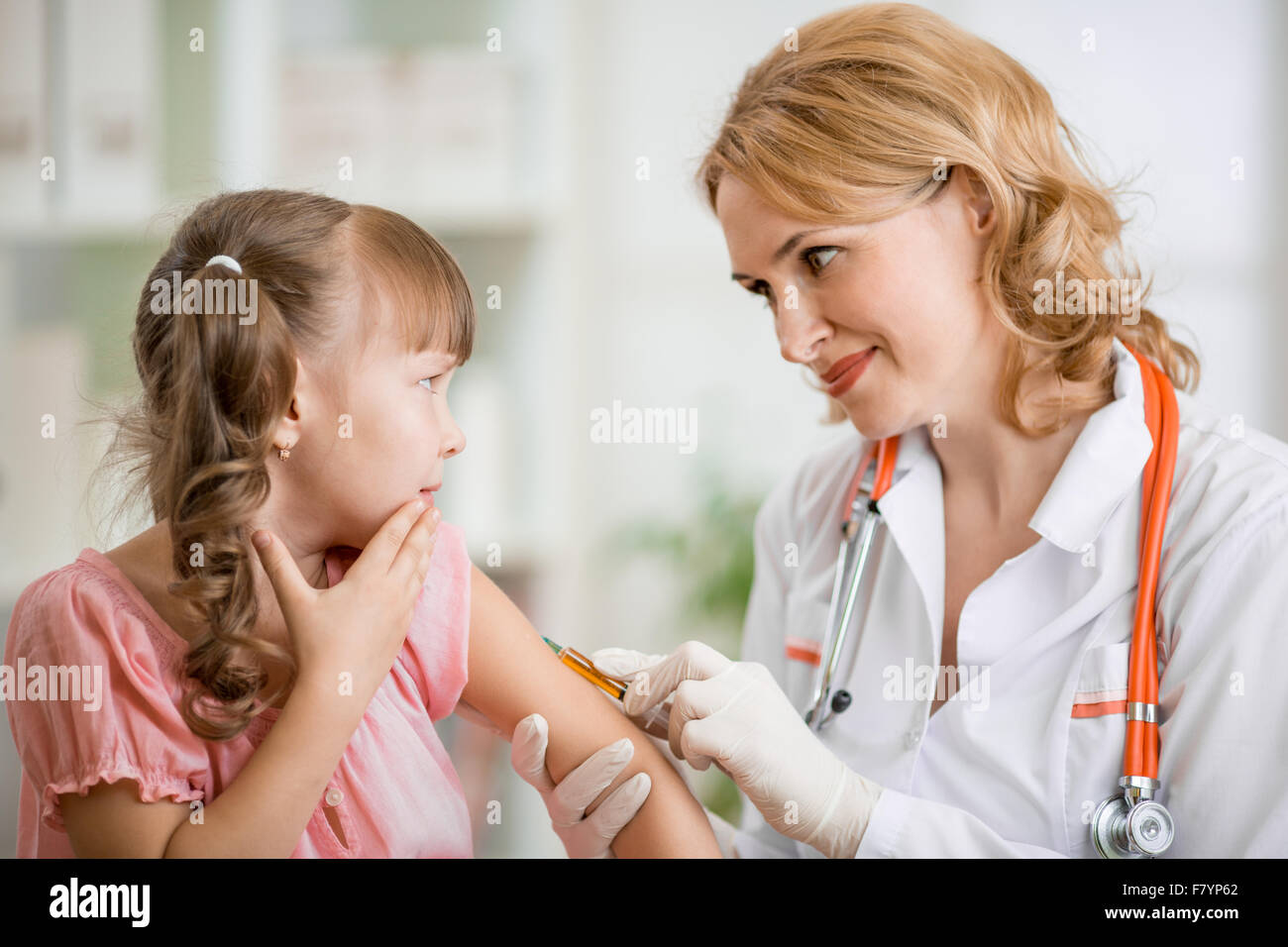 Doctor vacunando asustados niños preescolares Foto de stock