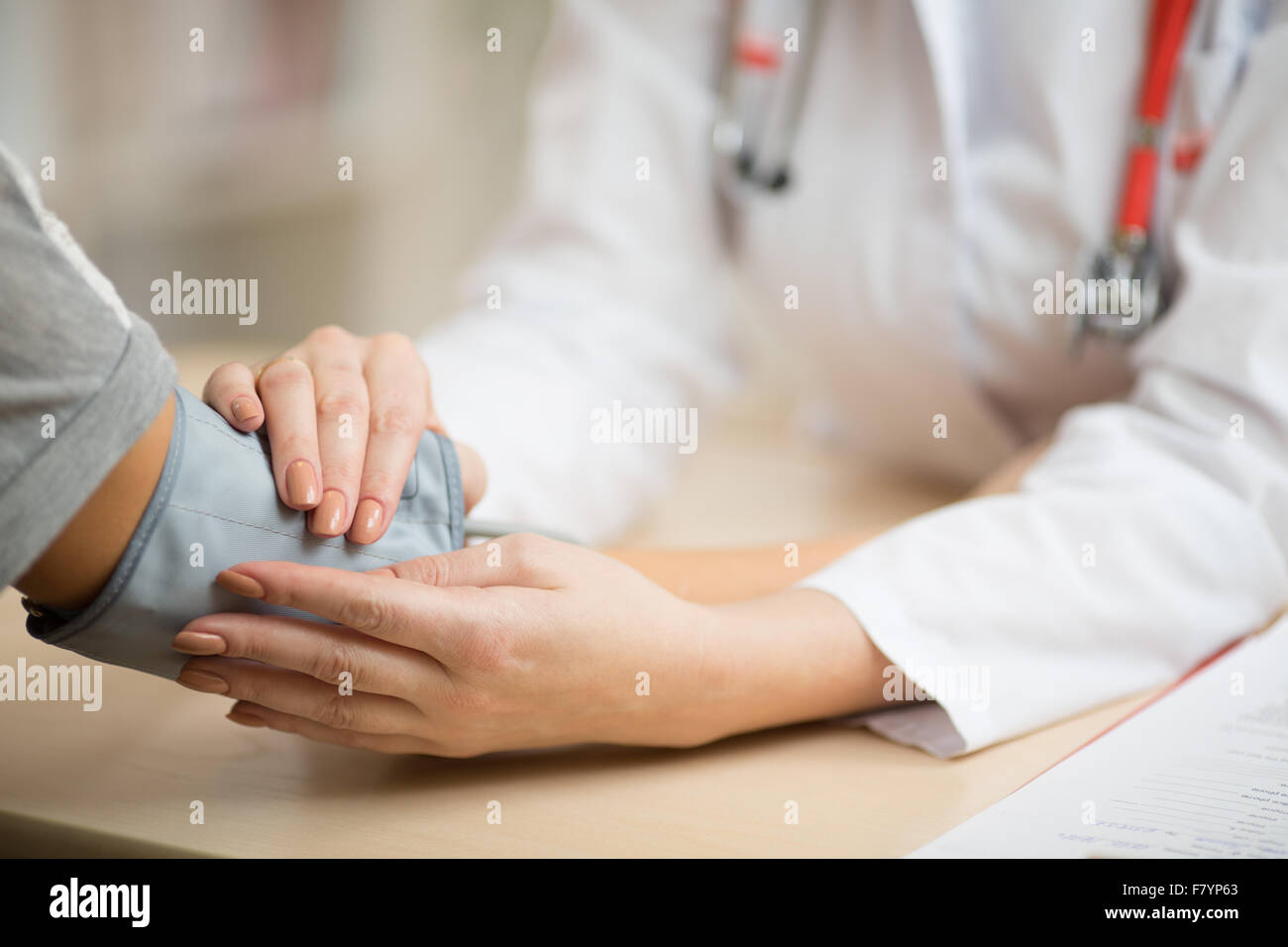 Doctor Preparar la medición de la presión sanguínea Foto de stock