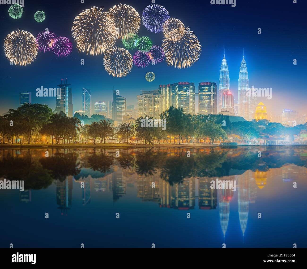 Hermosos fuegos artificiales por encima del paisaje urbano de Kuala Lumpur, Malasia en la noche Foto de stock