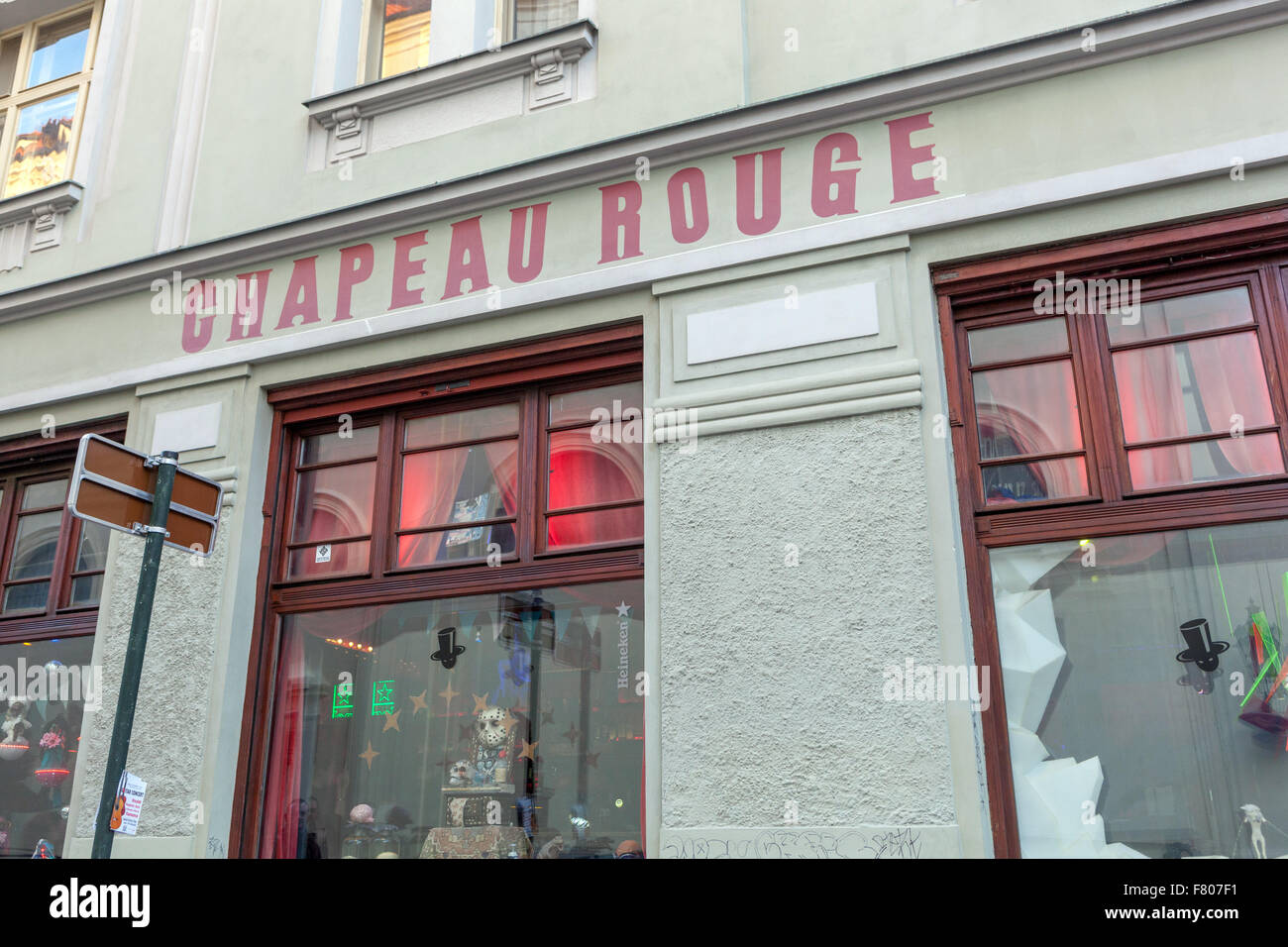 Chapeau Rouge bar discoteca, cerca de la plaza de la Ciudad Vieja. Praga República Checa Europa Foto de stock