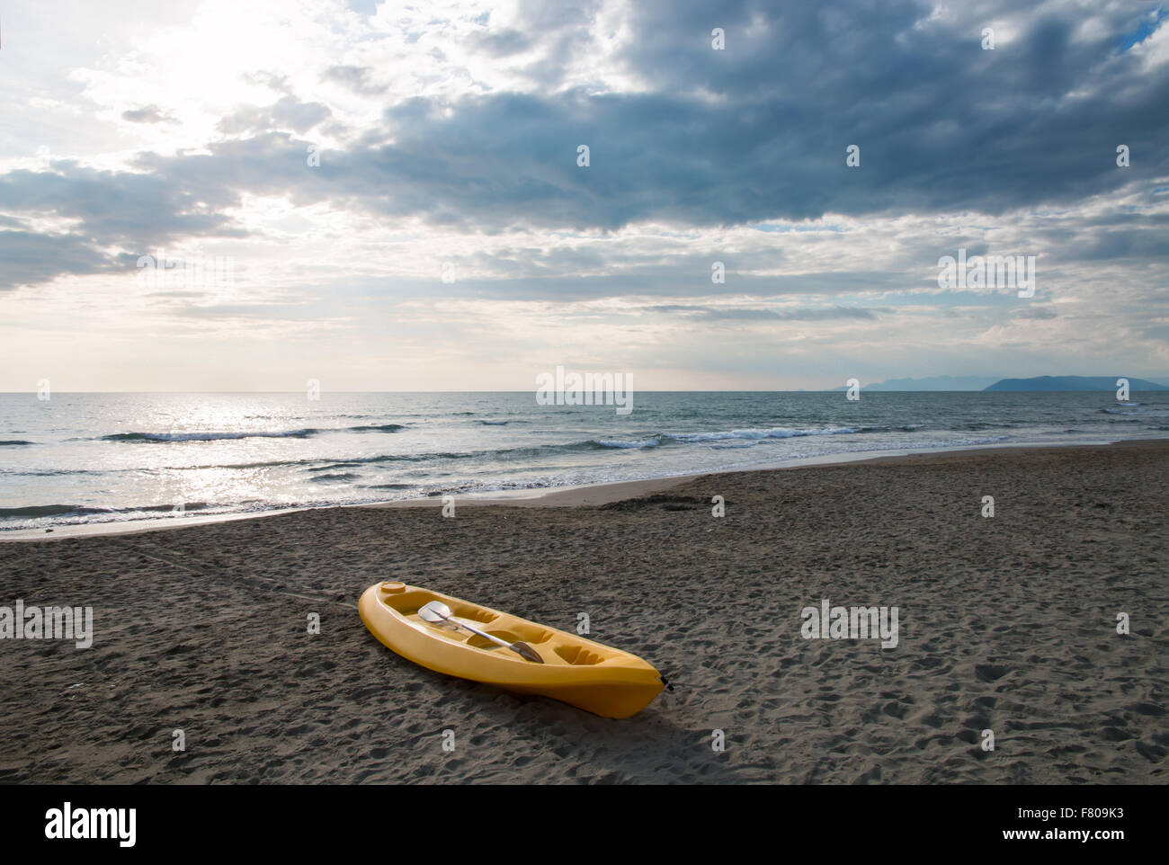 Canoa de fibra de vidrio fotografías e imágenes de alta resolución - Alamy