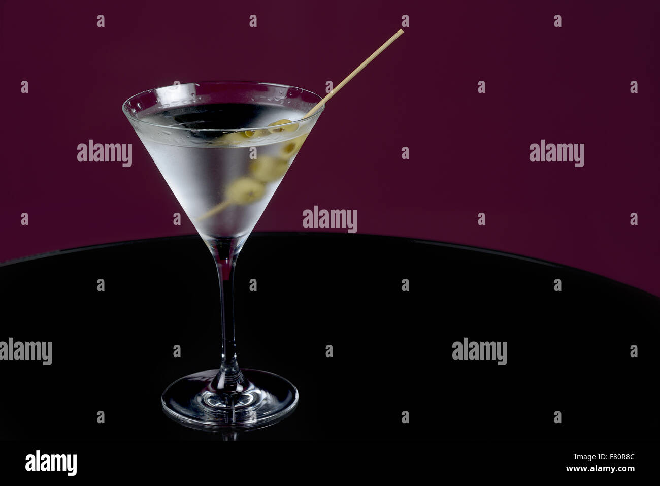 En el coctel martini con aceitunas de mesa Foto de stock