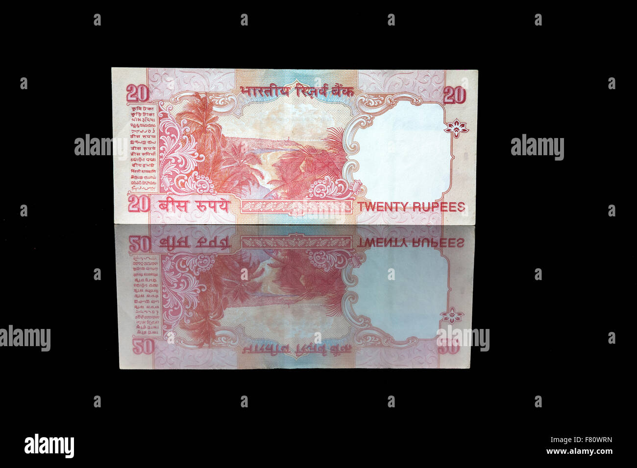 Veinte rupias bill en la reflexión sobre negro Foto de stock