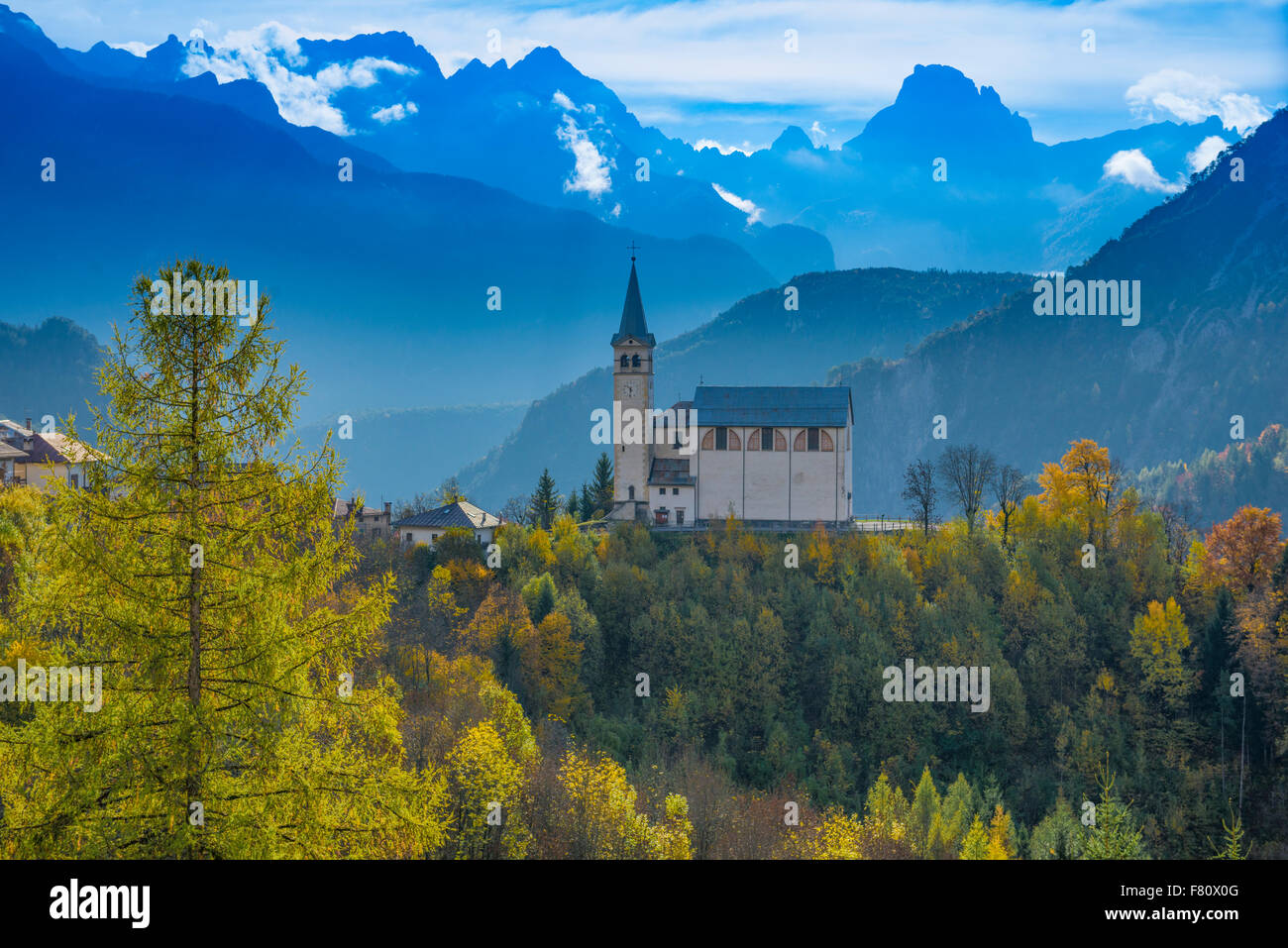 Iglesia y dolomita picos, cerca de Cortina D'Ampezzo, Italia, Alpes Italianos Foto de stock