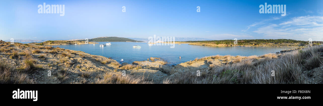 La prístina costa y aguas cristalinas de la isla de Rab, Croacia. Foto de stock