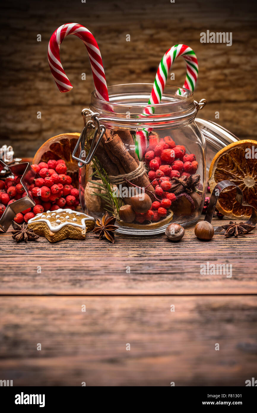 Bastones de caramelo de Navidad en jarra con decoración de Navidad Foto de stock