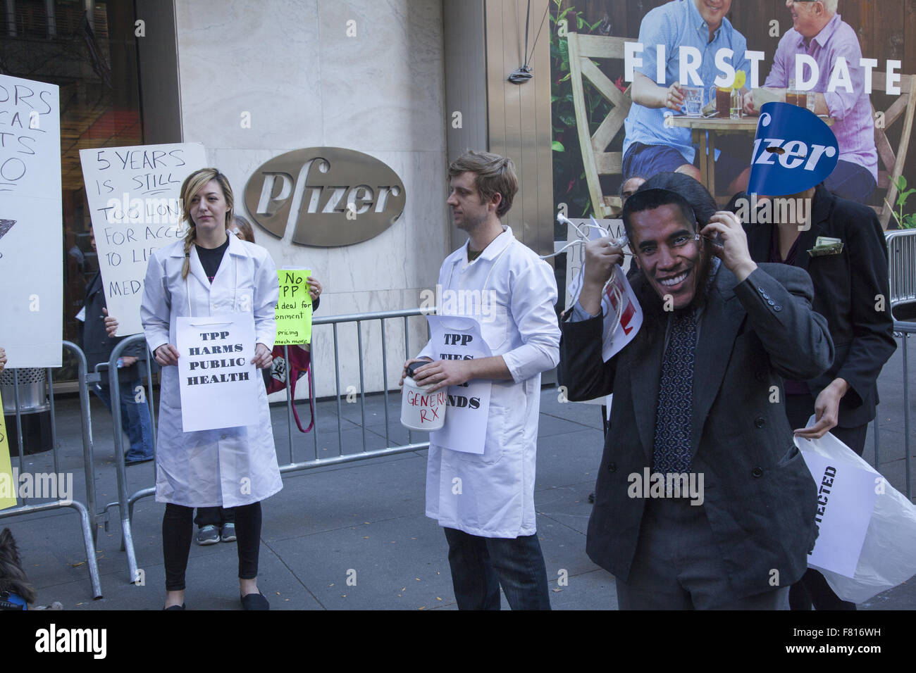 Médicos y estudiantes de medicina se manifiestan frente a la sede de Pfizer En Manhattan contra el acuerdo comercial de la Asociación Transpacífico Foto de stock
