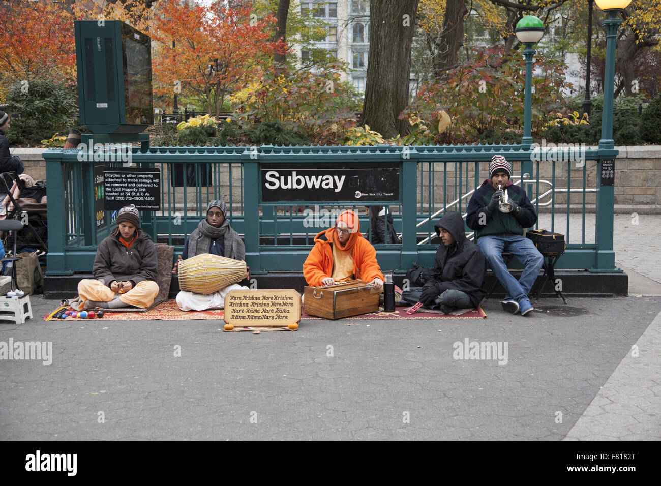 Hari Krishna devotos reproducir música en frente de la entrada del metro en Union Square, Nueva York. Foto de stock
