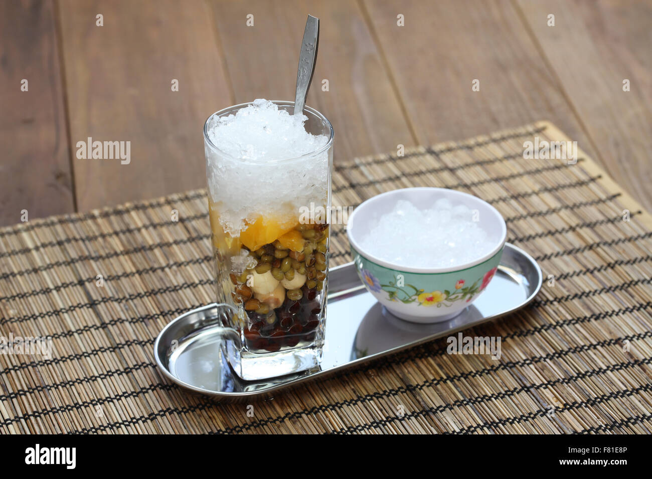 Che es una sopa dulce postre vietnamita, normalmente servido en un vaso con hielo y se come con una cuchara. Foto de stock