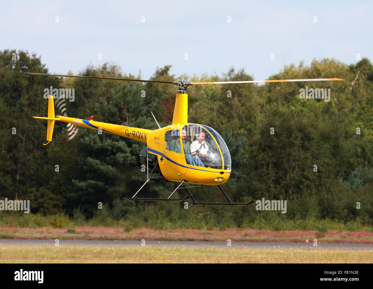 Lecciones de vuelo en un helicóptero Robinson R22 en el aeropuerto de Blackbushe Foto de stock