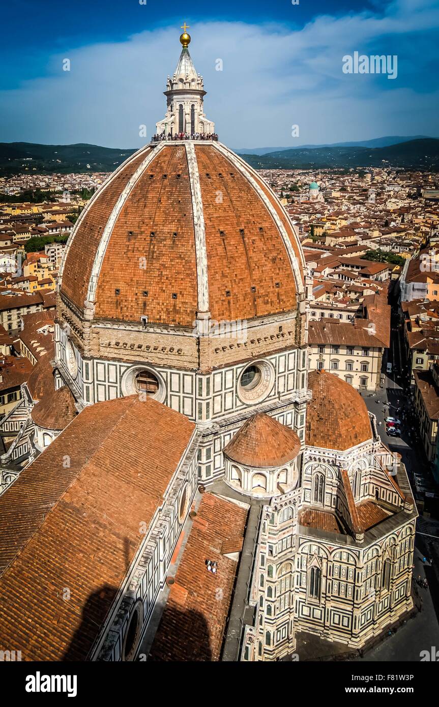 La Catedral de Santa Maria del Fiore situada en la Piazza del Duomo de Florencia, Italia. La iglesia de estilo gótico fue diseñado por Arnolfo di Cambio en 1296. Foto de stock