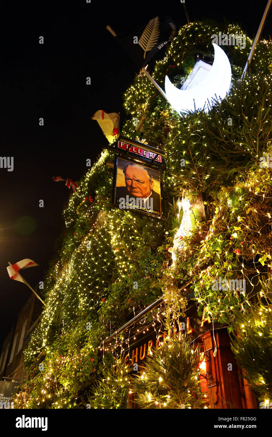 Londres, Reino Unido. 4 de diciembre de 2015. El Churchill Arms Pub ha sido cubierto de árboles de Navidad en Kensington, Londres y es probablemente el pub decorado con la mayoría de los árboles de Navidad en el mundo. Mientras que la mayoría de los edificios se contentan con masas de luces, este pub va la milla extra oculta bajo un verdadero bosque. Crédito: Paul Brown/Alamy Live News Foto de stock